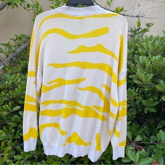 đ§„CAbiâXSâRoarâButton DownâCardiganâYellowâAnimalâPrintâNWOT - Picture 3 of 10